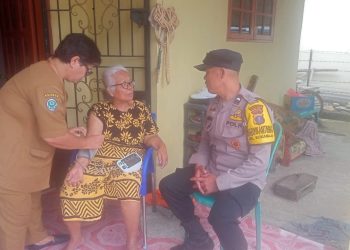 Bhabinkamtibmas AIPDA Adilman Manalu melaksanakan monitoring pemantauan Lansia Resiko tinggi (Risti) di Jalan Nenas