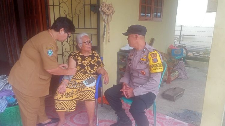 Bhabinkamtibmas AIPDA Adilman Manalu melaksanakan monitoring pemantauan Lansia Resiko tinggi (Risti) di Jalan Nenas