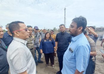 Wakil Ketua DPRD Medan H Hadi Suhendra bersama Ketua Komisi 4 DPRD Medan, Paul Mei Anton Simanjuntak didampingi sejumlah perwakilan OPD saat meninjau area lahan pembangunan depo peti kemas milik PT Intercon Terminal Indonesia (Foto Romulo)