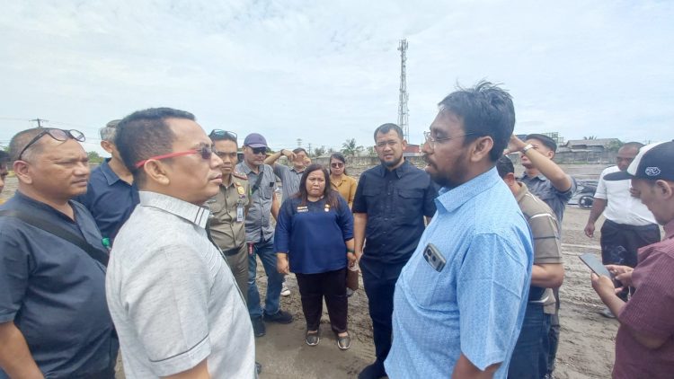 Wakil Ketua DPRD Medan H Hadi Suhendra bersama Ketua Komisi 4 DPRD Medan, Paul Mei Anton Simanjuntak didampingi sejumlah perwakilan OPD saat meninjau area lahan pembangunan depo peti kemas milik PT Intercon Terminal Indonesia (Foto Romulo)