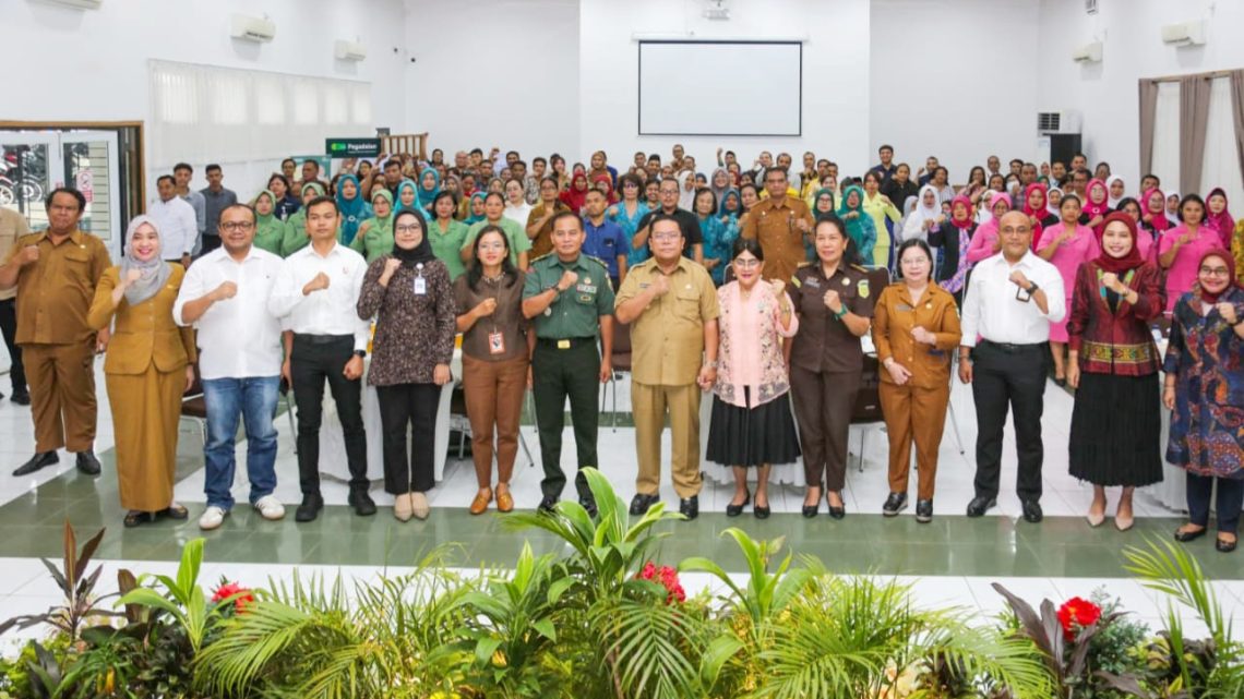 Kota Pematangsiantar Wesly Silalahi SH MKn didampingi Ketua TP PKK Ny Liswati Wesly Silalahi dan pimpinan perbankan menyerahkan KUR secara simbolis kepada para pelaku UMKM