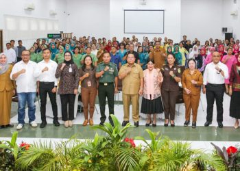 Kota Pematangsiantar Wesly Silalahi SH MKn didampingi Ketua TP PKK Ny Liswati Wesly Silalahi dan pimpinan perbankan menyerahkan KUR secara simbolis kepada para pelaku UMKM