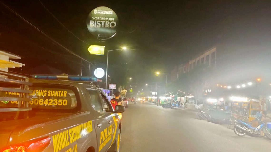 Personil Sat Samapta Polres Pematangsiantar saat patroli didepan Soedirman Bistro Jalan Sudirman.