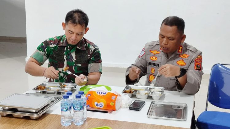 Kapolres Simalungun AKBP Marganda Aritonang, S.H. S.I.K. M.M bersama Dandim 0207/SML Letkol Inf. Gede Agus Dian Pringgana, S.Sos. M.M.A.S. M.HAN monitoring di SPPG Polres Simalungun