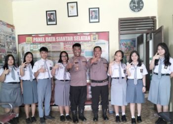 Kapolseķ Sianțar Selatan IPTU Priston Simbolon bersama Kanit Intelkam, Ps Kanit Binmas dan Ps. Kanit Propam menerima kunjungan siswa siswi SMA Swasta Kristen Kalam Kudus