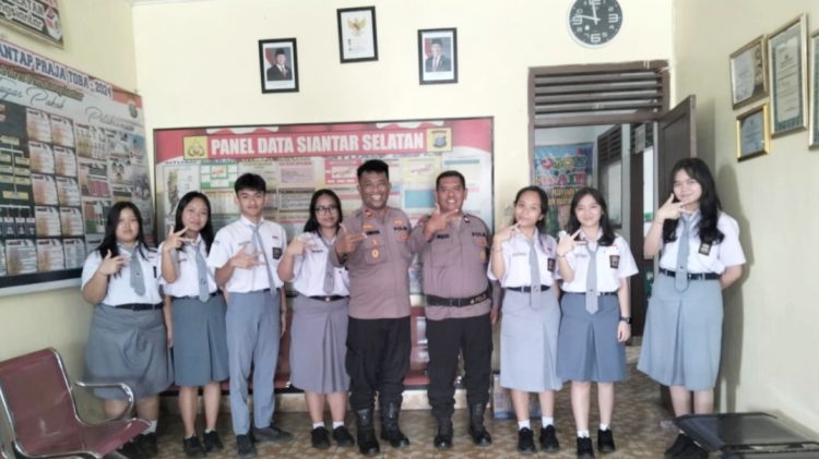 Kapolseķ Sianțar Selatan IPTU Priston Simbolon bersama Kanit Intelkam, Ps Kanit Binmas dan Ps. Kanit Propam menerima kunjungan siswa siswi SMA Swasta Kristen Kalam Kudus