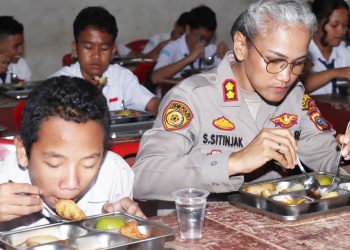 Kapolres Pematangsiantar AKBP Sah Udur T.M. Sitinjak SH. SIK. MH bersama siswa siswi SMP Negeri 1 makan Makanan Bergizi Gratis