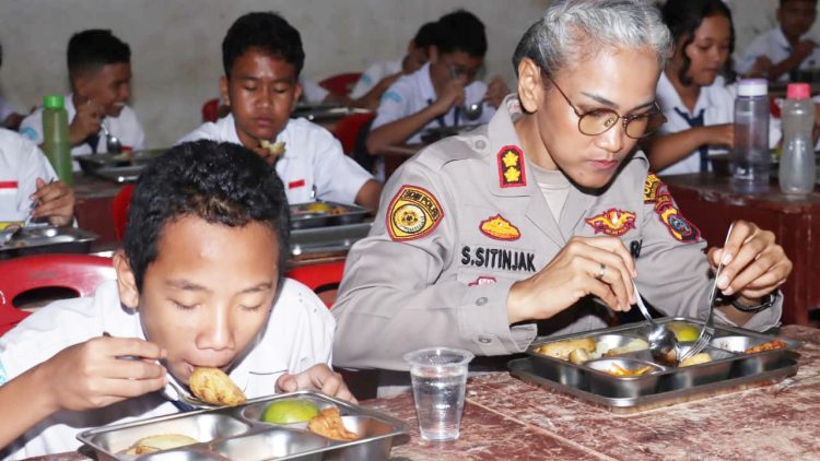 Kapolres Pematangsiantar AKBP Sah Udur T.M. Sitinjak SH. SIK. MH bersama siswa siswi SMP Negeri 1 makan Makanan Bergizi Gratis
