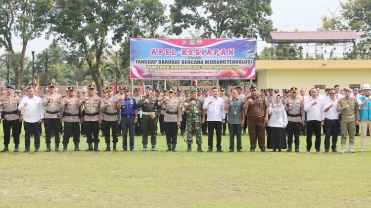 Kapolres Pematangsiantar AKBP Sah Udur T.M. Sitinjak SH. SIK. MH pimpin pelaksanaan Apel gabungan dalam rangka Kesiapan Tanggap Bencana Hidrometeorologi