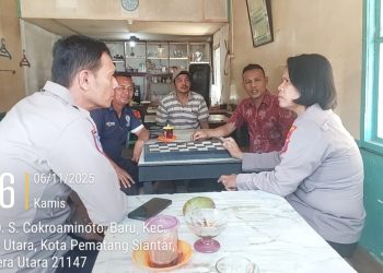 Kapolseķ Siantar Utara AKP Jahrona Sinaga SH didampingi Bhabinkamtibmas Kelurahan Baru AIPDA Yudi Patra sambangi warga Gang Kinantan