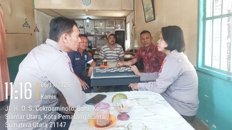 Kapolseķ Siantar Utara AKP Jahrona Sinaga SH didampingi Bhabinkamtibmas Kelurahan Baru AIPDA Yudi Patra sambangi warga Gang Kinantan