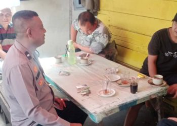 Bhabinkamtibmas Kelurahan Simarito melaksanakan kegiatan sambang Kamtibmas di Jalan Nusa Indah