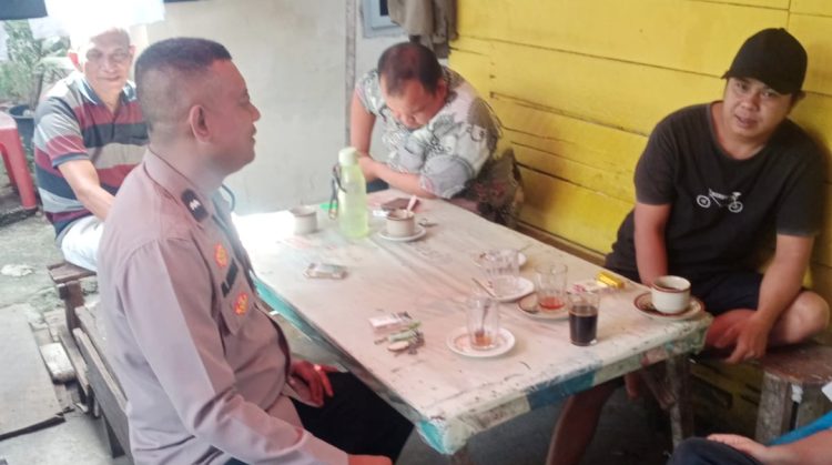 Bhabinkamtibmas Kelurahan Simarito melaksanakan kegiatan sambang Kamtibmas di Jalan Nusa Indah