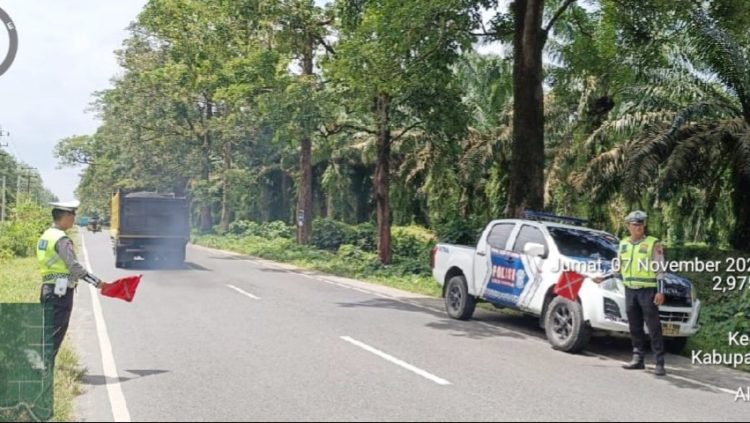 Kanit Turjawali Sat Lantas Polres Simalungun, Ipda Ganda M.A Damanik, S.H memimpin patroli di Jalan Lintas Pematangsiantar - Parapat