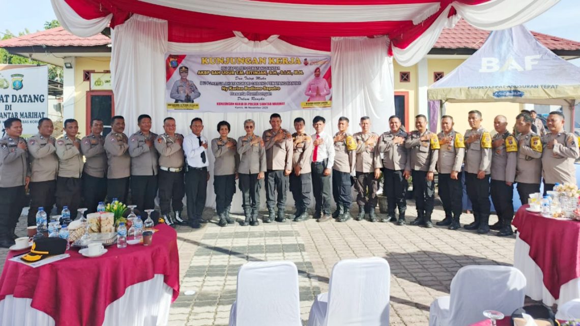 Kapolres Pematangsiantar AKBP Sah Udur T.M. Sitinjak SH. SIK. MH photo bersama Kapolsek Siantar Marihat AKP Doni Simanjuntak SH dan personil saat kunker