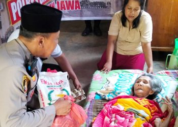 Kapolsek Tanah Jawa, Kompol Asmon Bufitra, S.H. M.H bersama personelnya memberikan bantuan sembako kepada warga kurang mampu di Lingkungan Margodadi