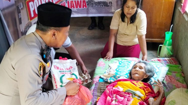 Kapolsek Tanah Jawa, Kompol Asmon Bufitra, S.H. M.H bersama personelnya memberikan bantuan sembako kepada warga kurang mampu di Lingkungan Margodadi