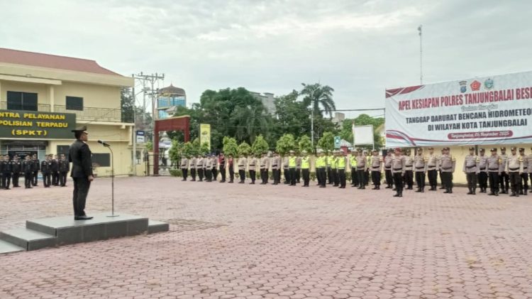 Kapolres Tanjungbalai AKBP Welman Feri, S.I.K. M.I.K pimpin langsung Upacara Bendera Peringatan Hari Pahlawan