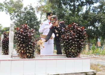 Kapolres Pematangsiantar AKBP Sah Udur T.M. Sitinjak SH. SIK. MH tabur bunga di TMP Nagur
