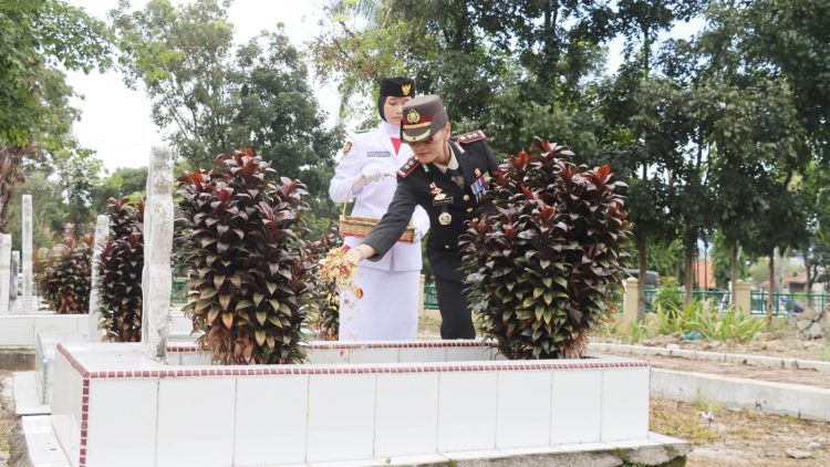 Kapolres Pematangsiantar AKBP Sah Udur T.M. Sitinjak SH. SIK. MH tabur bunga di TMP Nagur