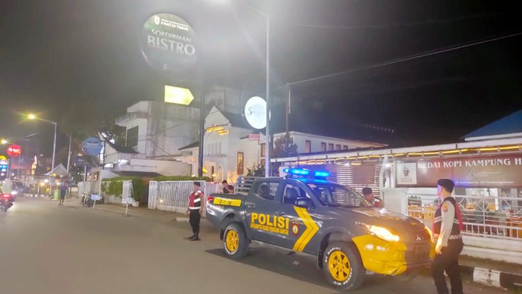 Personil Sat Samapta saat patroli di Jalan Sudirman