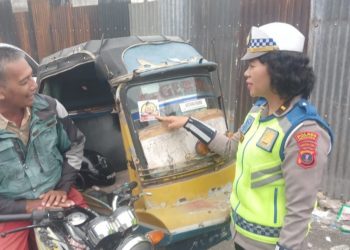 Kanit Kamsel IPDA Serly Tarigan saat bagikan stiker 