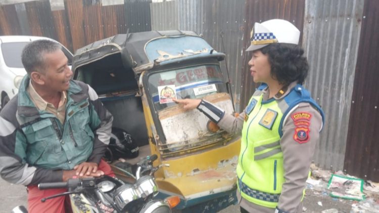 Kanit Kamsel IPDA Serly Tarigan saat bagikan stiker 