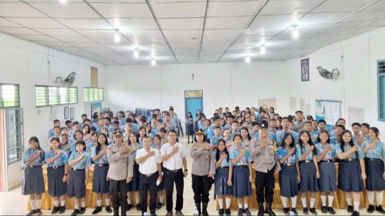 Kapolsek Siantar Utara AKP Jahrona Sinaga SH Sosialisasi SMA Yayasan Kemala Taruna Kemala SMP Cinta Rakyat 3