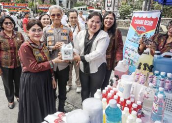 Kapolres Pematangsiantar AKBP Sah Udur T.M. Sitinjak SH. SIK. MH dan Ketua Dekranasda Pematangsiantar Ny Liswati Wesly Silalahi saat tinjau stand UMKM Siantar Expo 2025