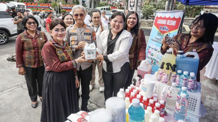 Kapolres Pematangsiantar AKBP Sah Udur T.M. Sitinjak SH. SIK. MH dan Ketua Dekranasda Pematangsiantar Ny Liswati Wesly Silalahi saat tinjau stand UMKM Siantar Expo 2025