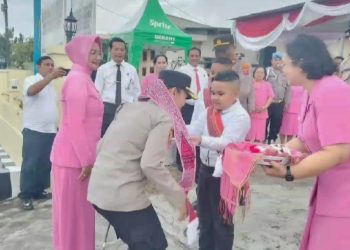 Kapolres Pematangsianțar AKBP Sah Udur T.M. Sitinjak SH. SIK. MH disambut dengan diberikan Ulos saat kunker di Polseķ Sianțar Selatan