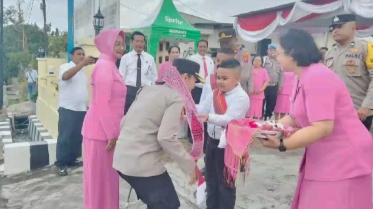 Kapolres Pematangsianțar AKBP Sah Udur T.M. Sitinjak SH. SIK. MH disambut dengan diberikan Ulos saat kunker di Polseķ Sianțar Selatan