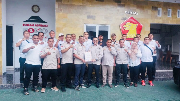 Ketua DPD MAI Sumut, R.M. Khalil Prasetyo menyerahkan SK Pengangkatan Ketua DPC MAI Medan kepada Suwarno didampingi jajaran pengurus di Rumah Aspirasi Romo Center, Jalan Bunga Baldu II, Asam Kumbang, Medan (Foto Ist)