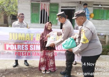 Panit Samapta IPDA Abar Manik menyalurkan paket sembako kepada warga kurang mampu di Huta I Maligas Tonga