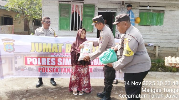 Panit Samapta IPDA Abar Manik menyalurkan paket sembako kepada warga kurang mampu di Huta I Maligas Tonga