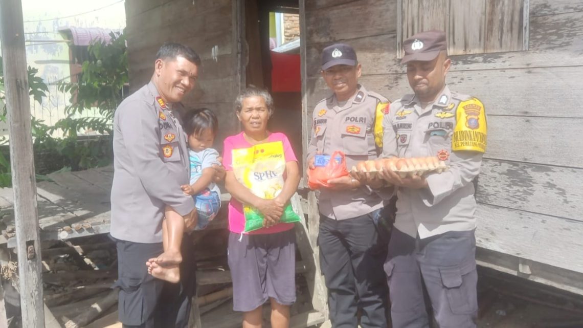 Kapolsek Sianțar Marihat AKP Doni Simanjuntak SH bersama Personil saat berikan bantuan sembako kepada Ibu Mika br. Pasaribu