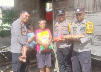 Kapolsek Sianțar Marihat AKP Doni Simanjuntak SH bersama Personil saat berikan bantuan sembako kepada Ibu Mika br. Pasaribu