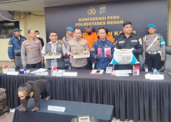 Kapolrestabes Medan Kombes Dr Pol Jean Calvijn Simanjuntak SH. SIK. MH memaparkan keberhasilan mengungkap kasus perdagangan satwa yang dilindungi negara (Foto Ist)
