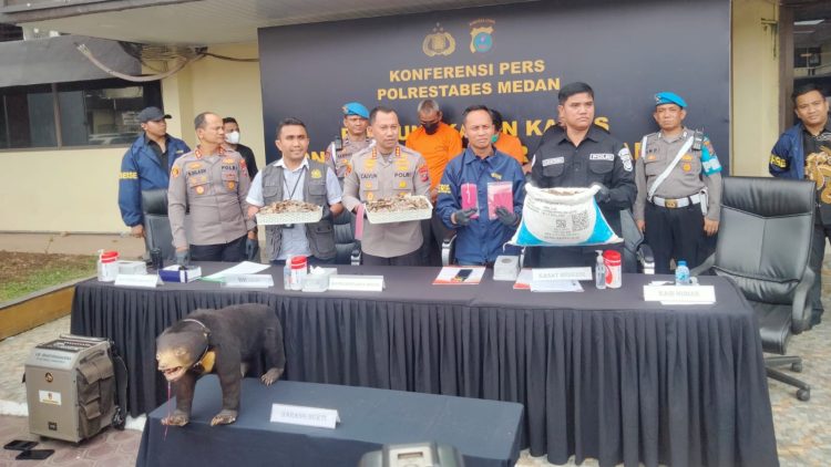 Kapolrestabes Medan Kombes Dr Pol Jean Calvijn Simanjuntak SH. SIK. MH memaparkan keberhasilan mengungkap kasus perdagangan satwa yang dilindungi negara (Foto Ist)
