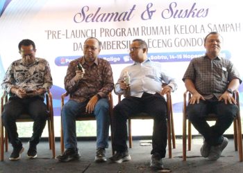 Direktur SDM Pelindo Multi Terminal Edi Purwanto (batik coklat) dan Rektor UHKBPNP (kemeja putih) Muktar Panjaitan