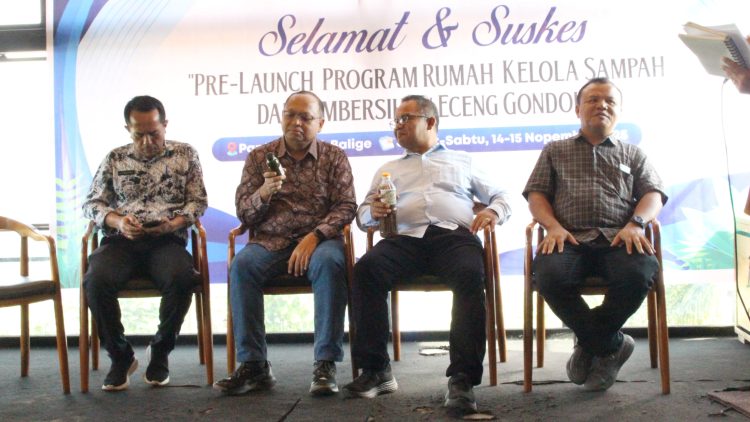 Direktur SDM Pelindo Multi Terminal Edi Purwanto (batik coklat) dan Rektor UHKBPNP (kemeja putih) Muktar Panjaitan