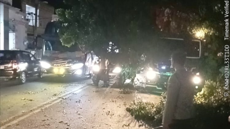 Personil piket Polsek Siantar Martoba cek TKP pohon tersangkut pada bak gandengan truk kontainer