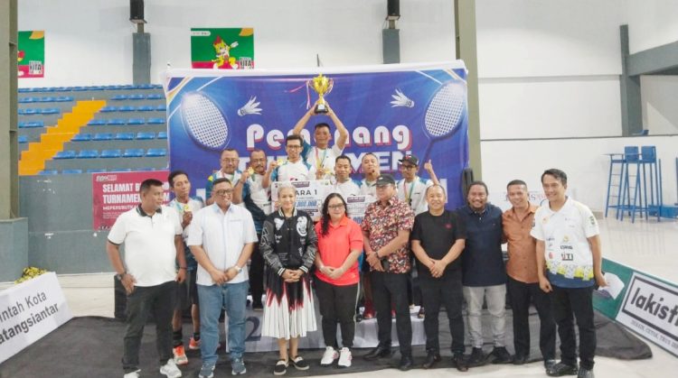 Kapolres Pematangsiantar AKBP Sah Udur T.M Sitinjak SH. SIK. MH hadir menutup Turnamen Badminton Koni Cup Tahun 2025 Piala Kapolres Pematangsiantar