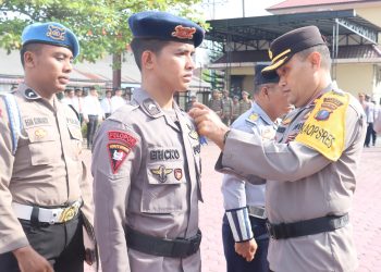 Wakapolres Tanjungbalai Kompol MP Pardede SH sematkan tanda pita Ops Zebra Toba 2025 kepada perwakilan Personil