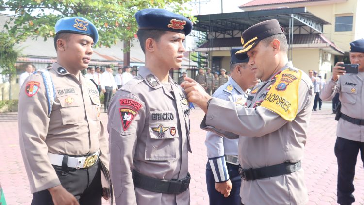 Wakapolres Tanjungbalai Kompol MP Pardede SH sematkan tanda pita Ops Zebra Toba 2025 kepada perwakilan Personil