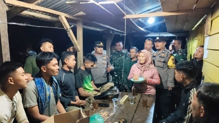 Kelima pelajar yang berhasil diselamatkan saat diberikan boras tenger