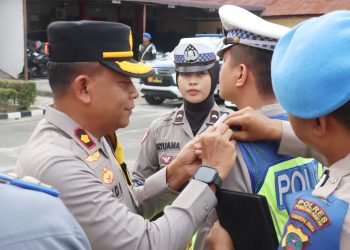 Wakapolres Pematangsianțar KOMPOL Budiono Saputro, SH. MH tanda pita Ops Zebra Toba 2025 kepada perwakilan Personil Sat Lantas