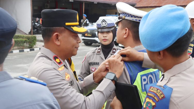 Wakapolres Pematangsianțar KOMPOL Budiono Saputro, SH. MH tanda pita Ops Zebra Toba 2025 kepada perwakilan Personil Sat Lantas