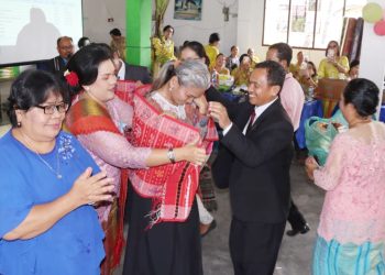 Kapolres Pematangsiantar AKBP Sah Udur Sitinjak SH. SIK. MH saat menerima ulos