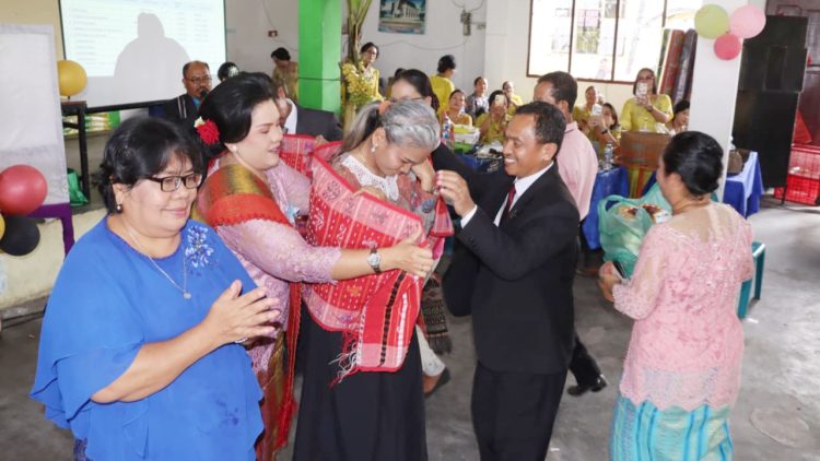 Kapolres Pematangsiantar AKBP Sah Udur Sitinjak SH. SIK. MH saat menerima ulos